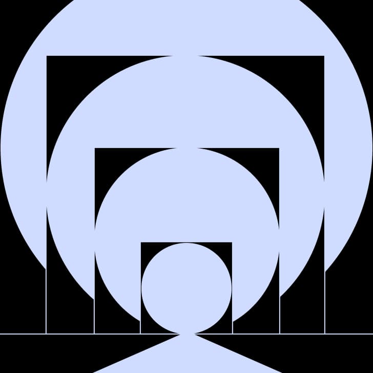 Abstrakt isometrisk 3D-lilla kubegrafik, der svæver i en sort gitterlinjestruktur.