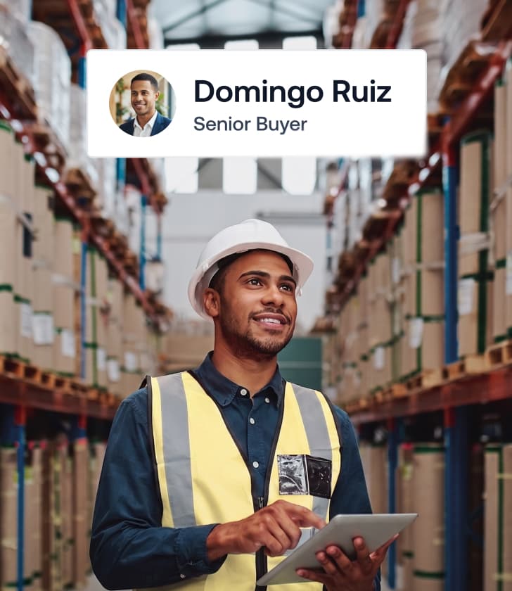 Seniorindkøber Domingo Ruiz holder en digital tablet inde i et stort logistiklager