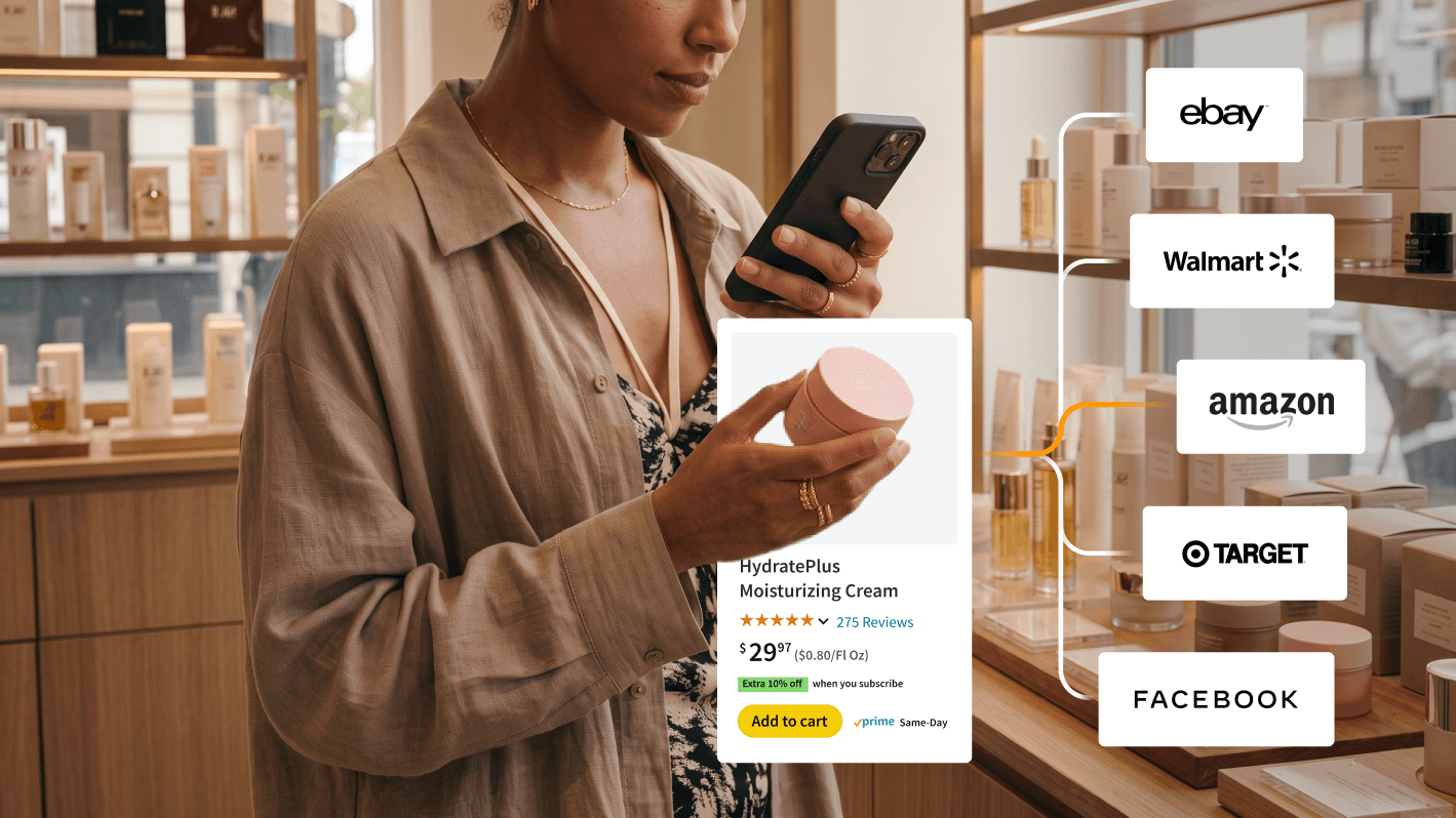 Kvinde i en butik, der bruger sin smartphone til at tjekke onlinelister for en fugtighedscreme.