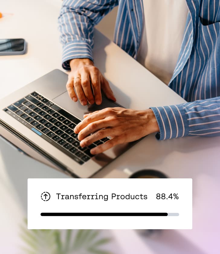 Person, der skriver på en bærbar computer med statuslinje for overførsel af produkter som overlay.