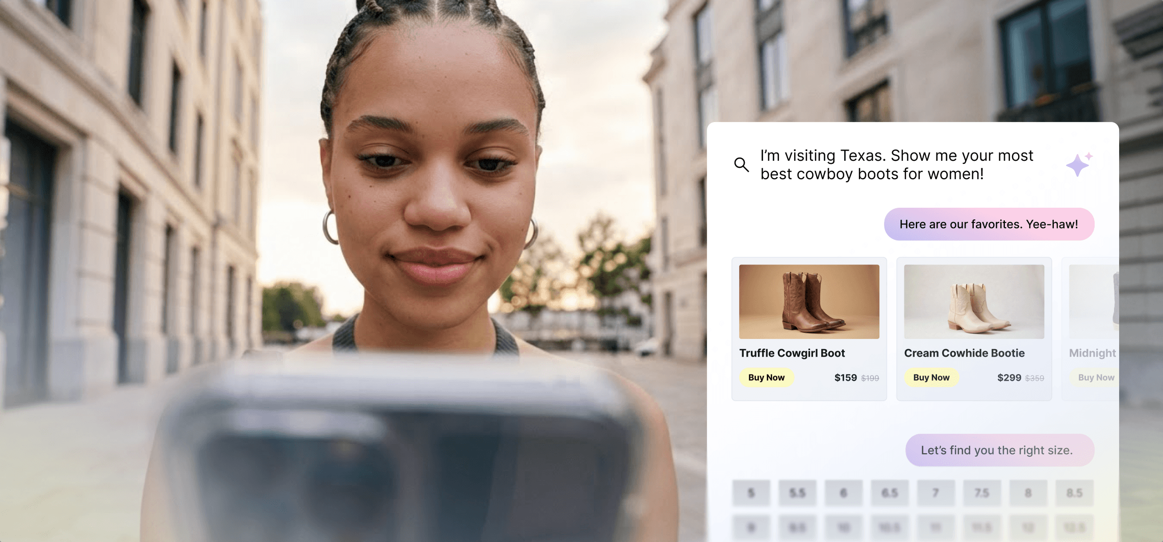 Kvinde, der holder en smartphone med anbefalinger fra AI-shoppingassistenten til damestøvler i cowboy-stil.