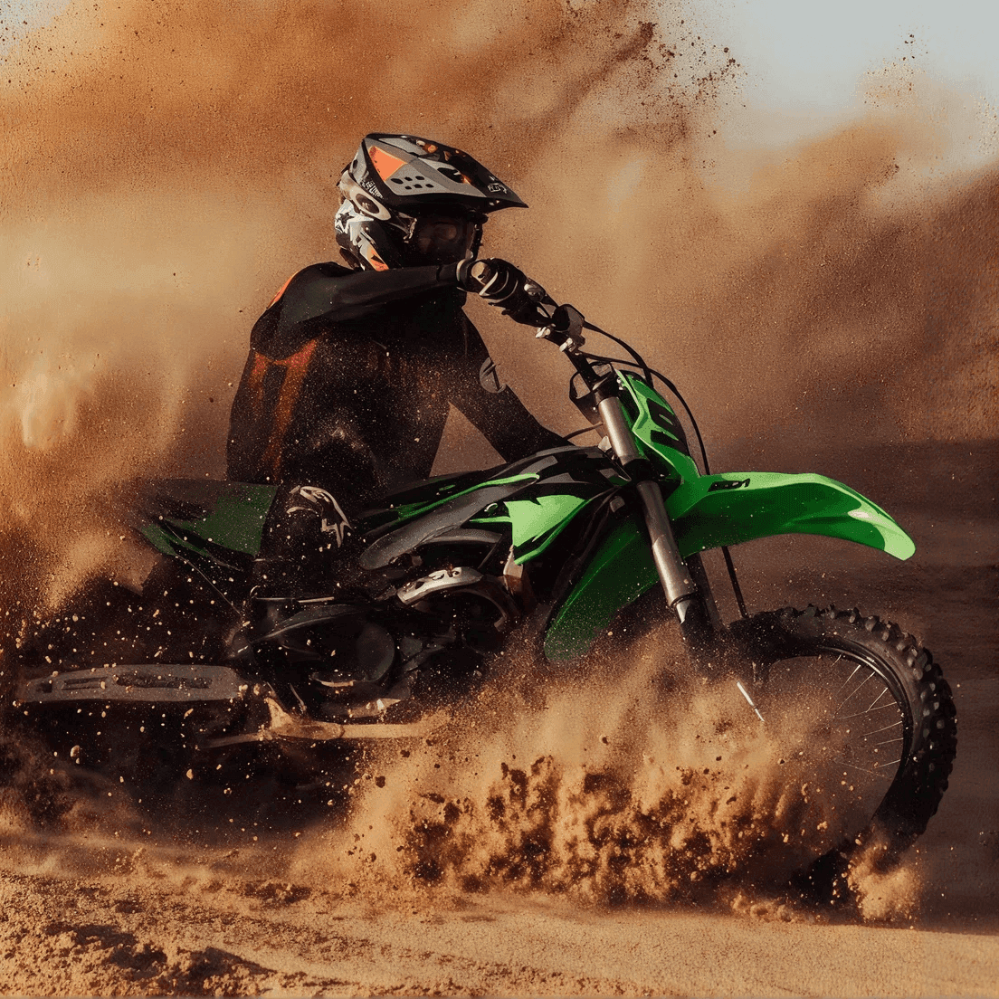 Motocrosskører, der hvirvler sand og støv op på en grøn offroad-dirtbike i et Sharp sving.
